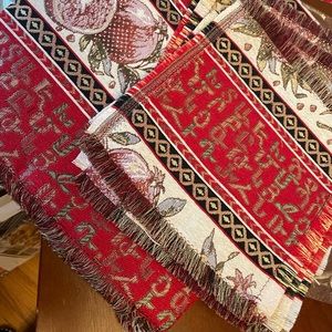 Armenian alphabet runner with 6 napkins.